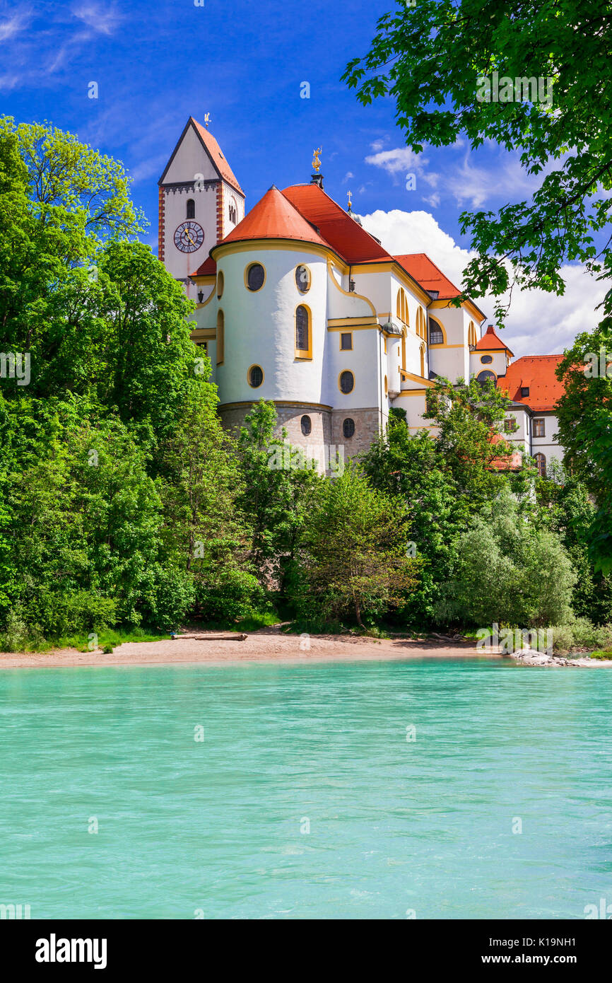 Beeindruckende Füssen Dorf und Schloss über den Fluss, Bayern, Deutschland. Stockfoto