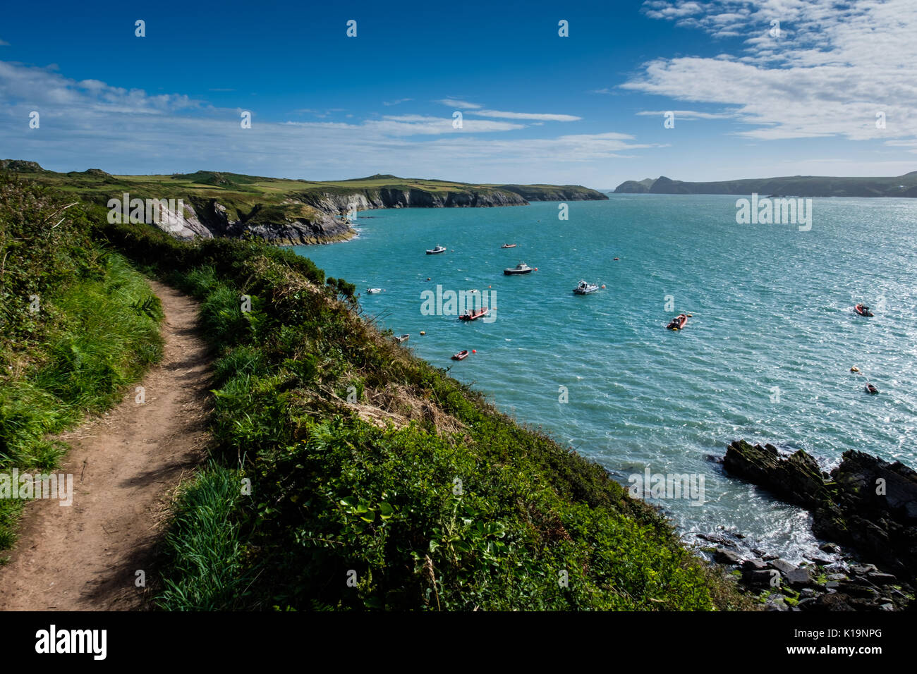 Die Pembrokeshire Coast Path in der Nähe von St Justinian's in der Nähe von St David's Pembrokeshire, Wales, Großbritannien Stockfoto