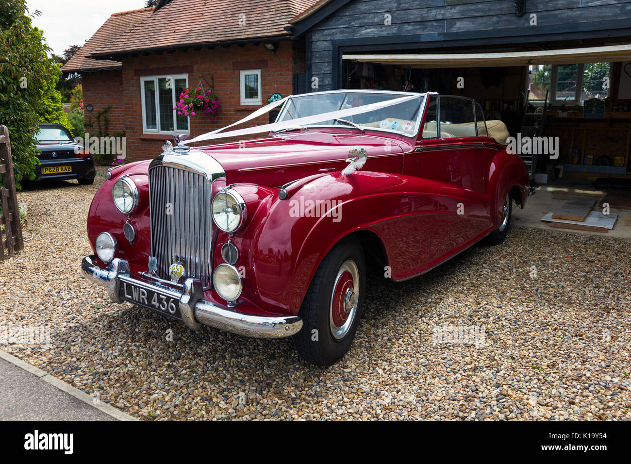 Classic vintage Cherry Red Bentley steht in einer Fahrstraße Stockfoto