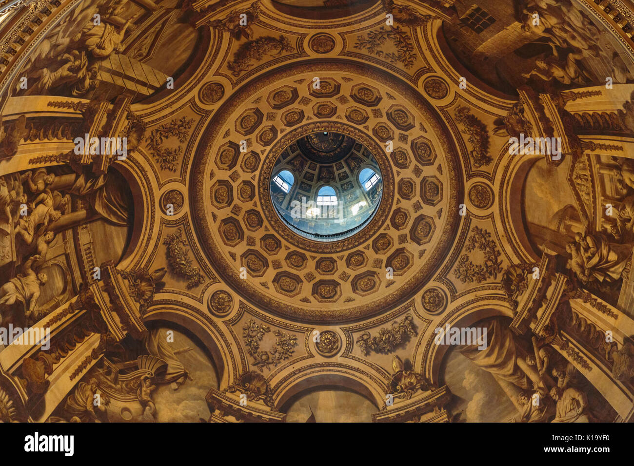 St. Paul's Cathedral Innenraum, Blick bis zur Decke Wandgemälde, Gemälde, Mosaiken und vergoldeten Dekorationen, innere Kuppel, London, England Stockfoto