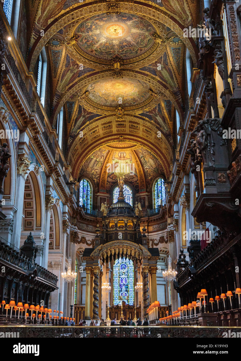 Die St Paul's Kathedrale Innenraum, Blick vom Chor und Chorgestühl in Richtung Hochaltar und Decke, London UK Stockfoto