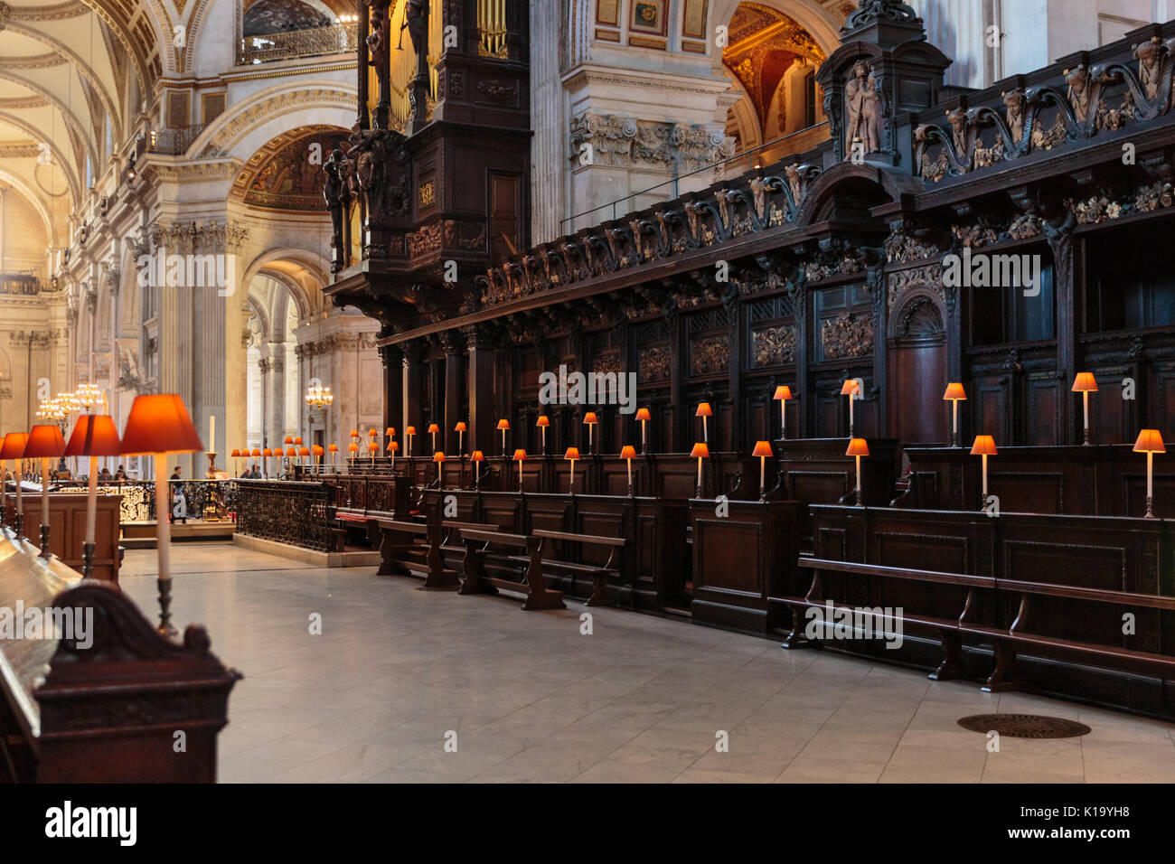 Die St Paul's Kathedrale Innenraum, Blick auf den Chor und Chorgestühl, London UK Stockfoto