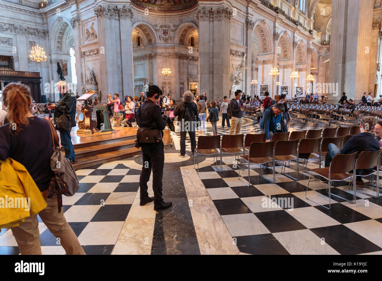 Touristen und Besucher bewundern die Innenausstattung in der St. Paul's Cathedral, London, Großbritannien Stockfoto