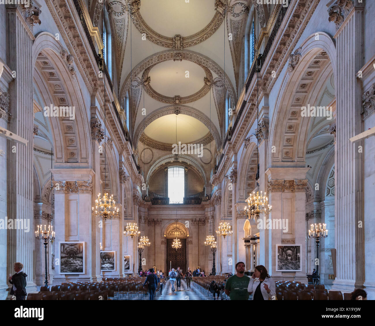 Touristen und Besucher bewundern die Innenausstattung und das Schiff der St. Paul's Cathedral, London, Großbritannien Stockfoto