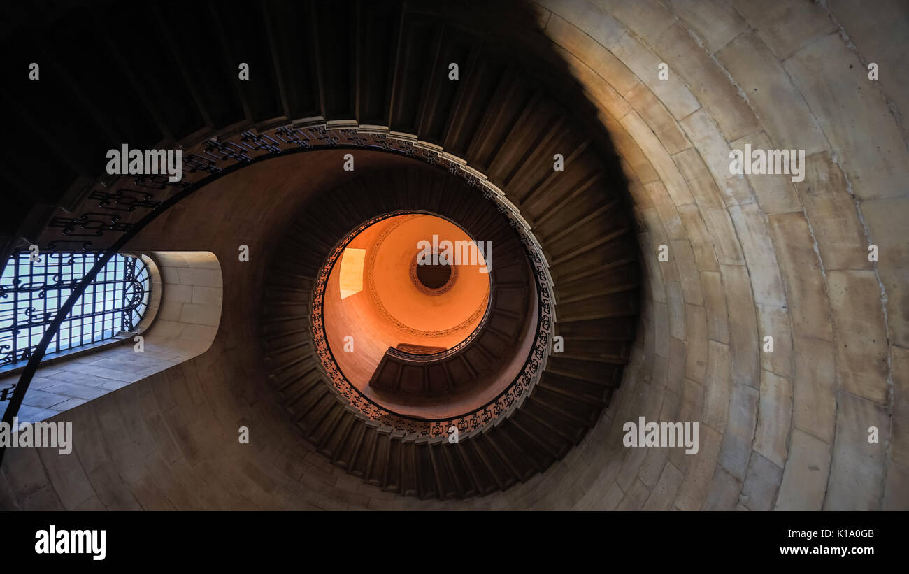 Die Dean's Staircase, St Paul's Cathedral, Wendeltreppe, berühmt gemacht als die Divination Stairwell in Szenen aus den Harry Potter Filmen, London UK Stockfoto