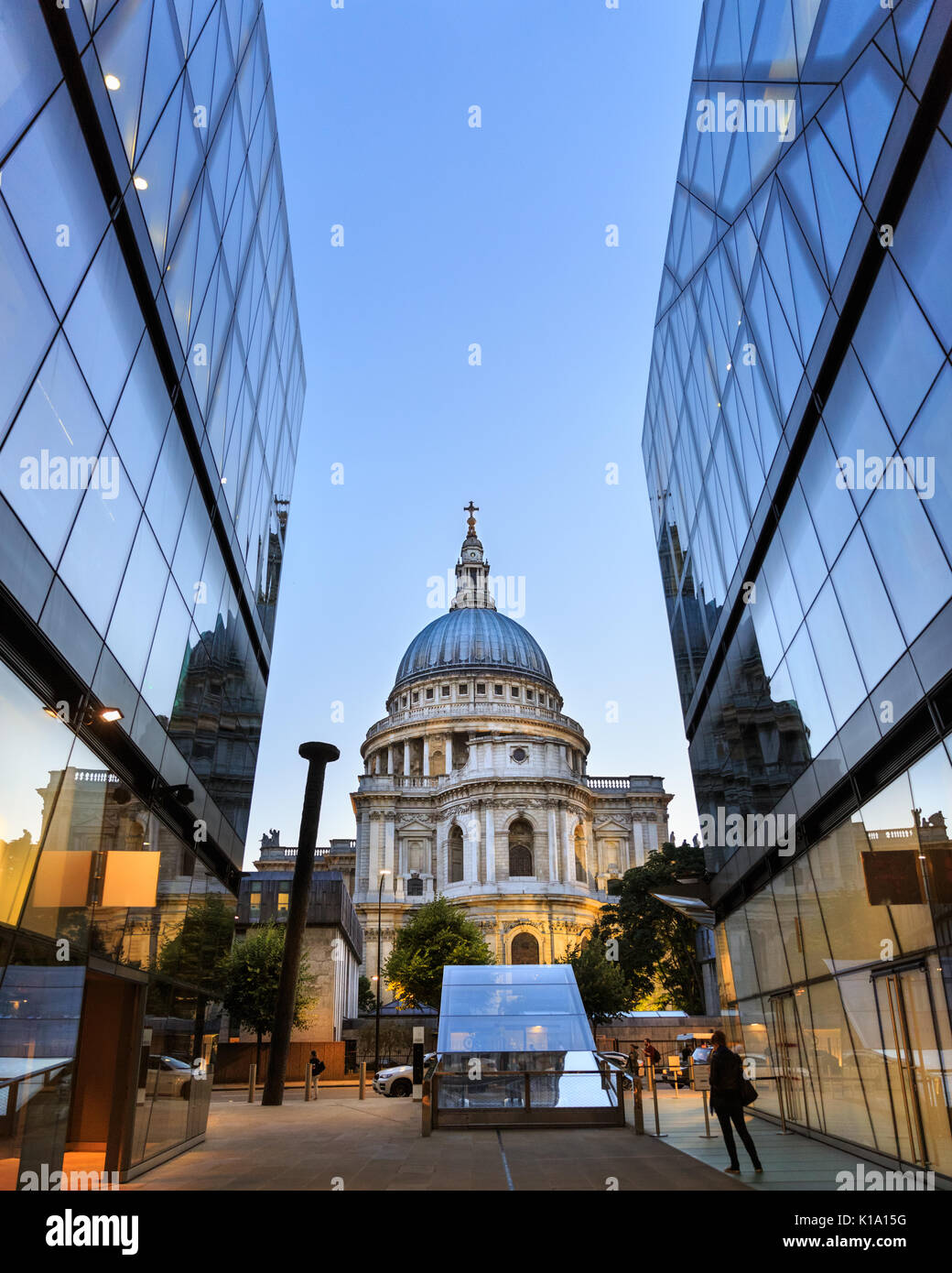 Blaue Stunde am Abend Blick auf die St. Paul's Kathedrale von einem Neuen Change, London Stockfoto