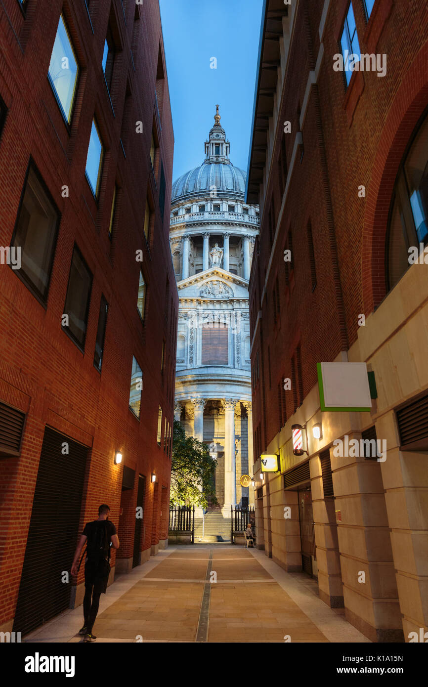 Blick auf die St. Paul's Kathedrale, zwischen den Gebäuden durch enge Gasse, London UK Stockfoto