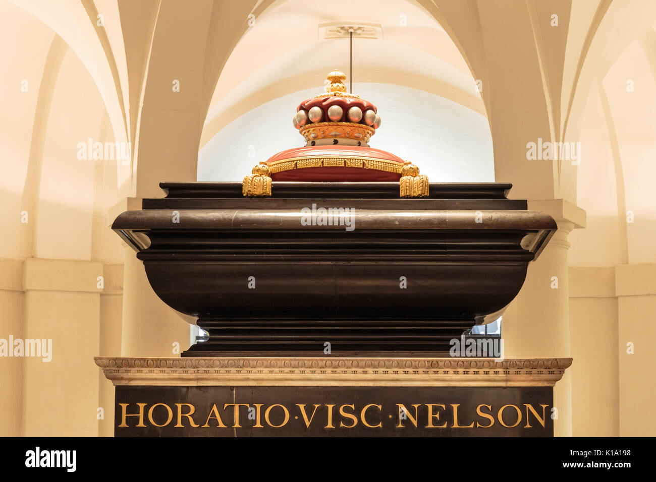 Lord Nelson's Tomb, schwarzer Marmor Sarkophag mit Sarg von Admiral Lord Nelson, Horatio Viscount Nelson, Krypta der St. Paul's Cathedral, London UK Stockfoto
