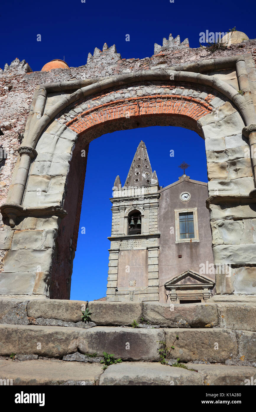 Sizilien, Dorf von Forza di Agro, Kirche Sant Agostino aus dem 16. Jahrhundert und der Bogen von Arco Durazzesco Stockfoto