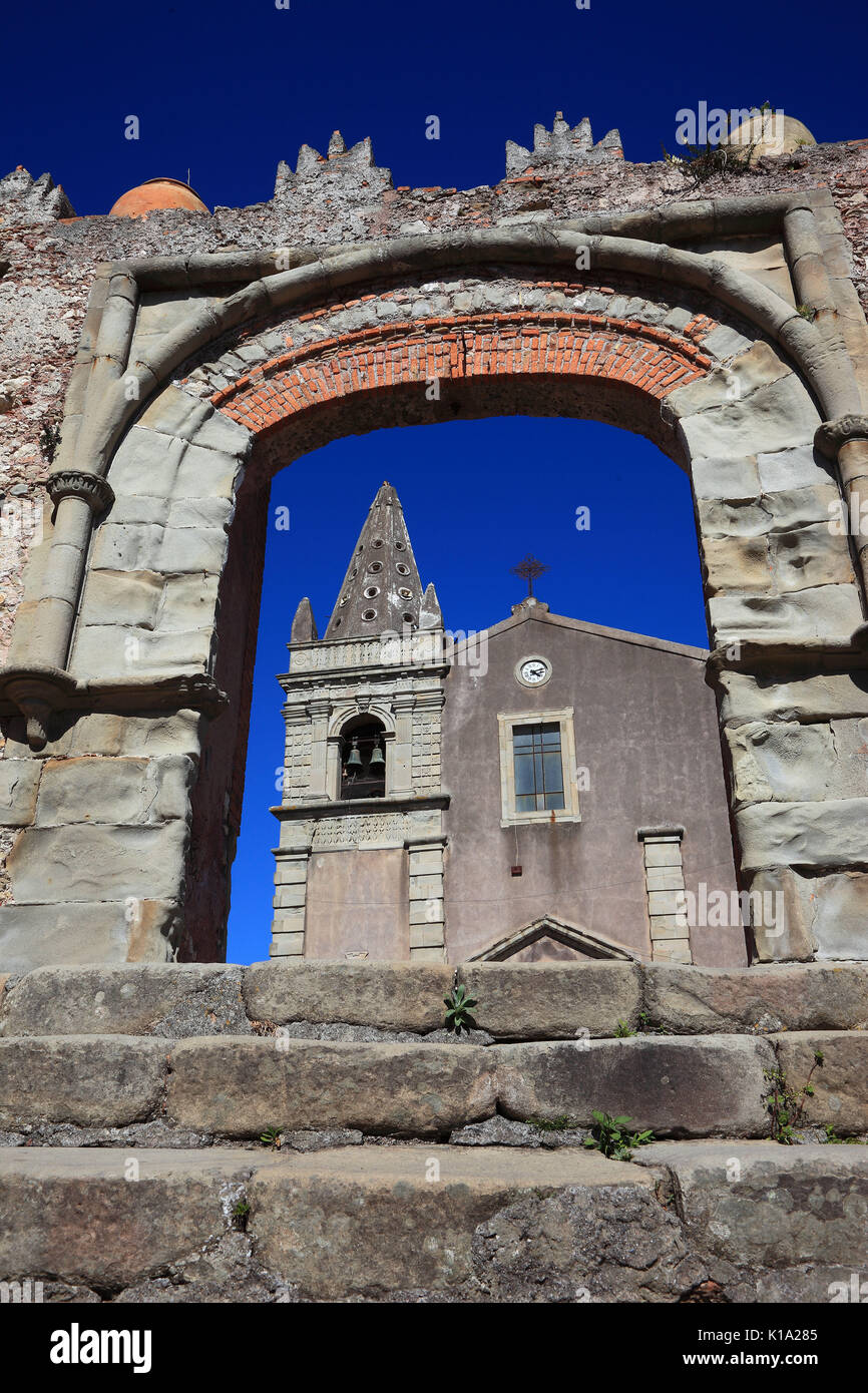 Sizilien, Dorf von Forza di Agro, Kirche Sant Agostino aus dem 16. Jahrhundert und der Bogen von Arco Durazzesco Stockfoto