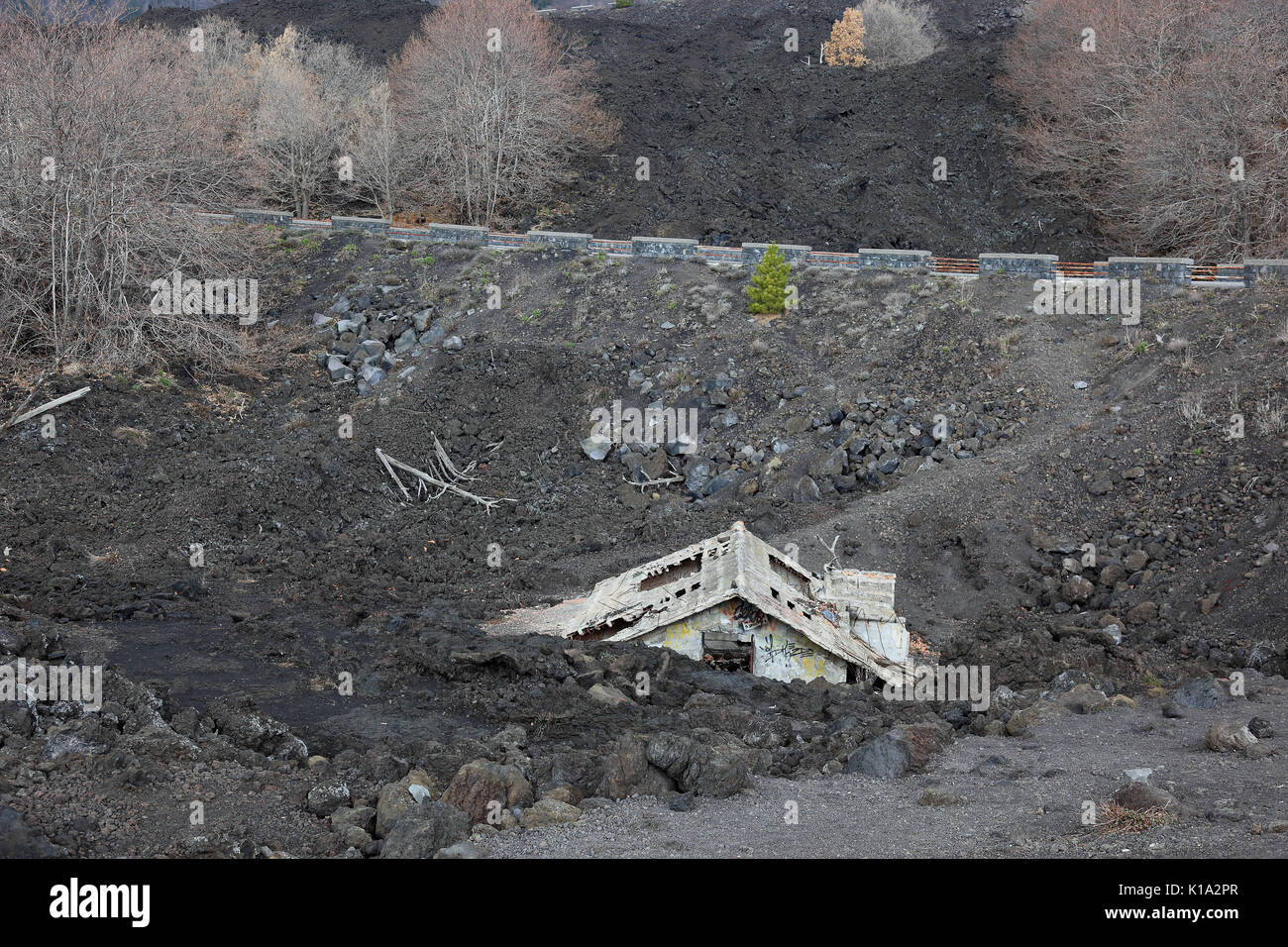 Sizilien, Haus unter dem Lavastrom am Ätna begraben, Aetna Stockfoto