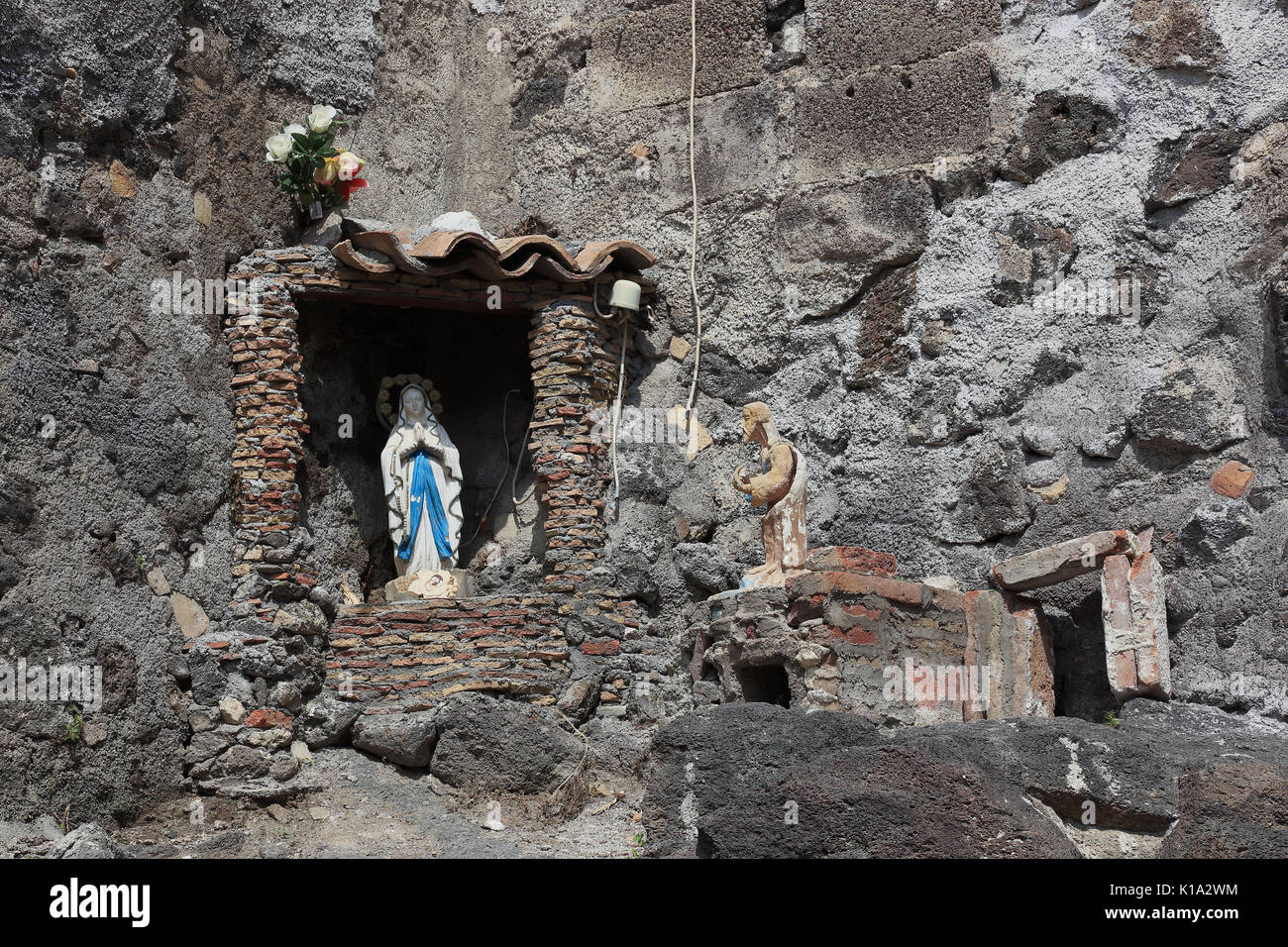 Sizilien, Stadt von Adrano, Monastero Santa Chiara, heilige Figur in eine Nische im Kloster an der Piazza S. Chiara Stockfoto