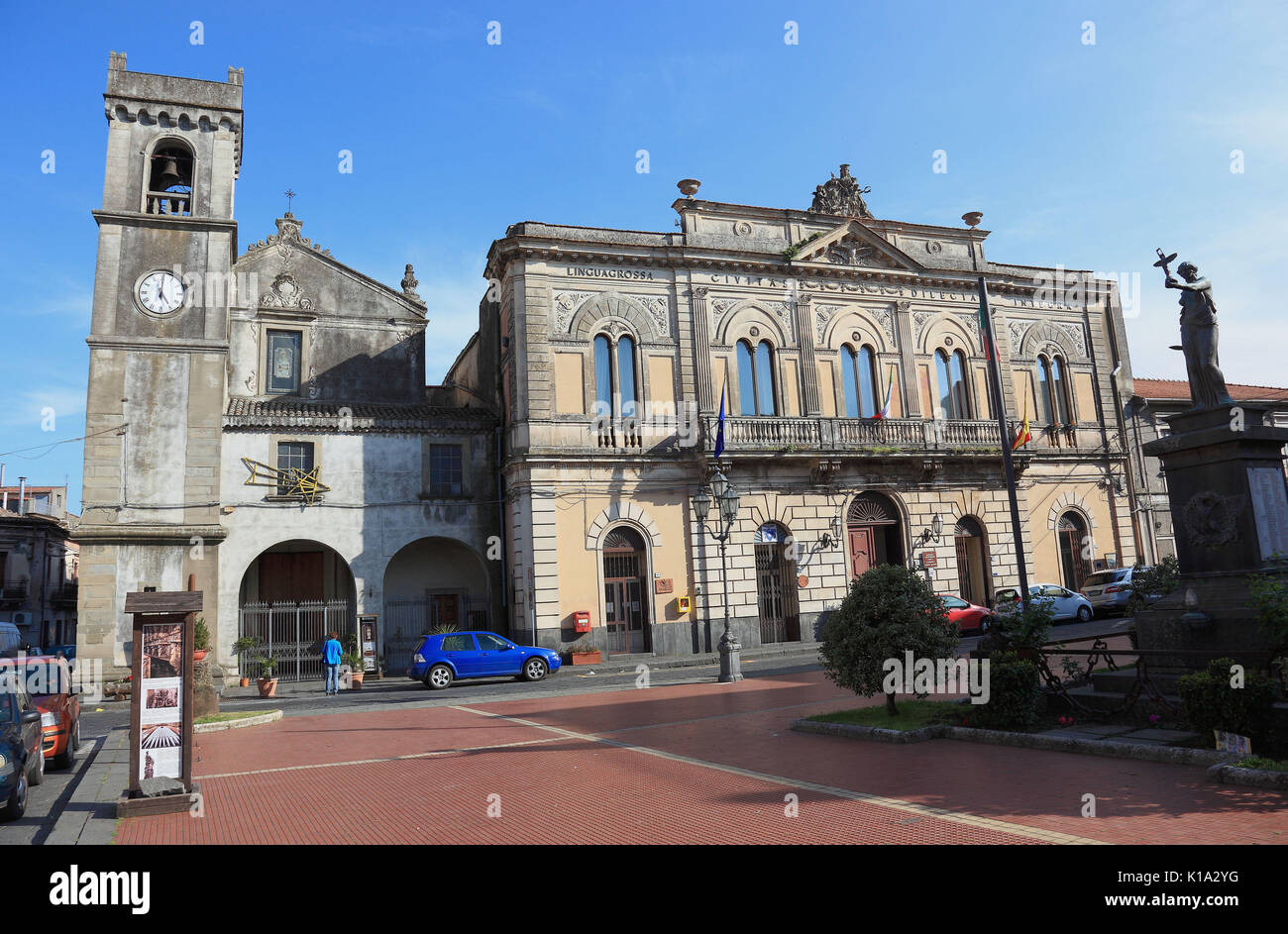 Sizilien, die Stadt von Linguaglossa, das Rathaus und die Kirche von San Francesco Di Paola Stockfoto