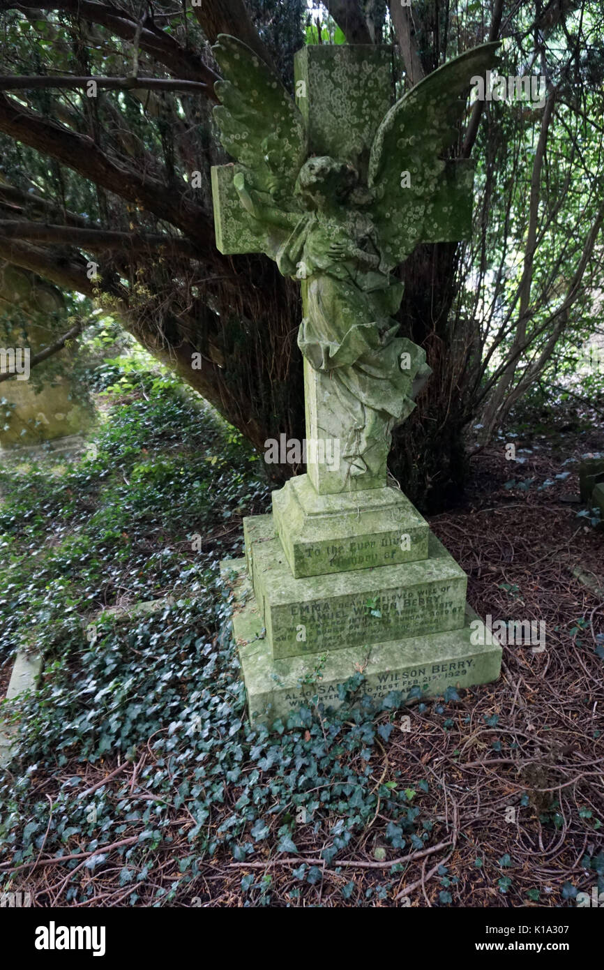 Vernachlässigt alte verwitterte Viktorianischen britischen Stein Grabsteine, Grabsteinen und Grabsteine auf einem Friedhof Gräberfeld England Großbritannien Stockfoto