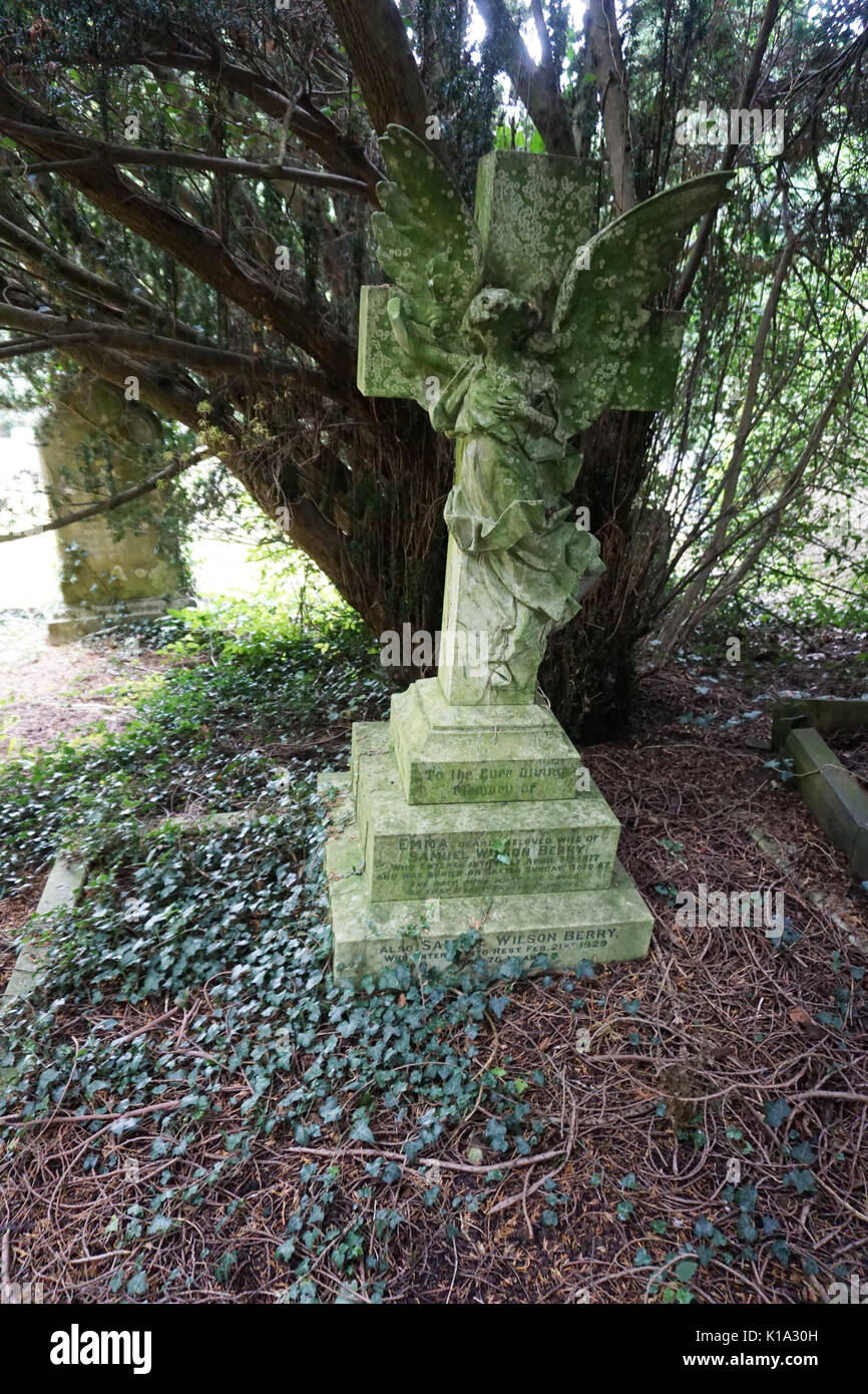 Vernachlässigt alte verwitterte Viktorianischen britischen Stein Grabsteine, Grabsteinen und Grabsteine auf einem Friedhof Gräberfeld England Großbritannien Stockfoto