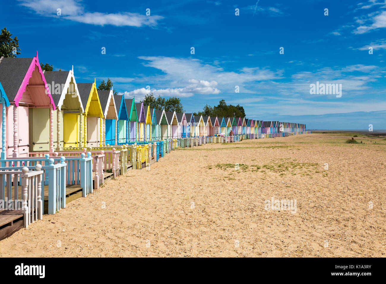 Reihe von bunten Badekabinen auf mersea Island, Großbritannien Stockfoto