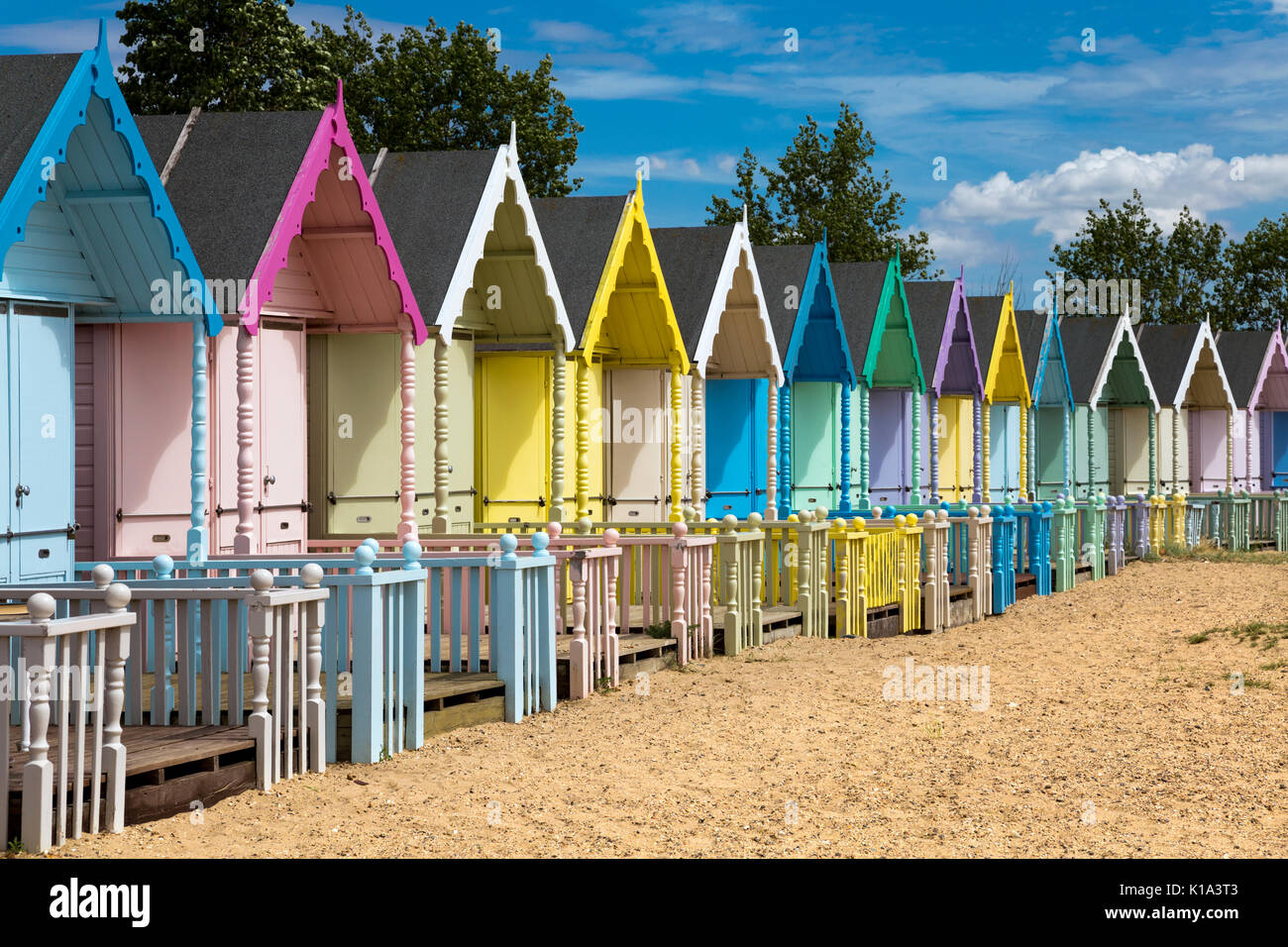 Reihe von bunten Badekabinen auf mersea Island, Großbritannien Stockfoto