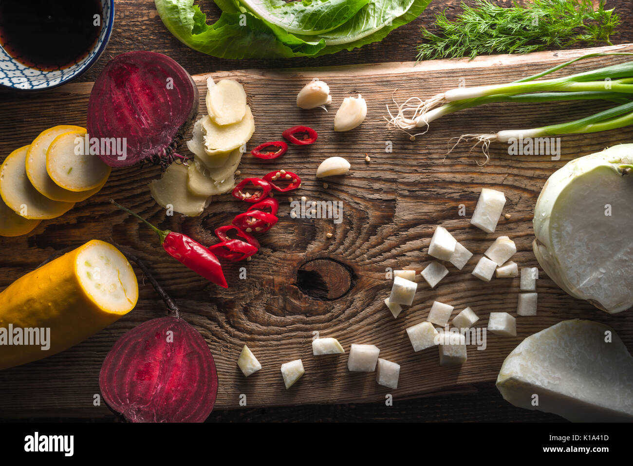 Kohlrabi, Zuckerrüben, Chili auf einer hölzernen Tisch horizontal Stockfoto