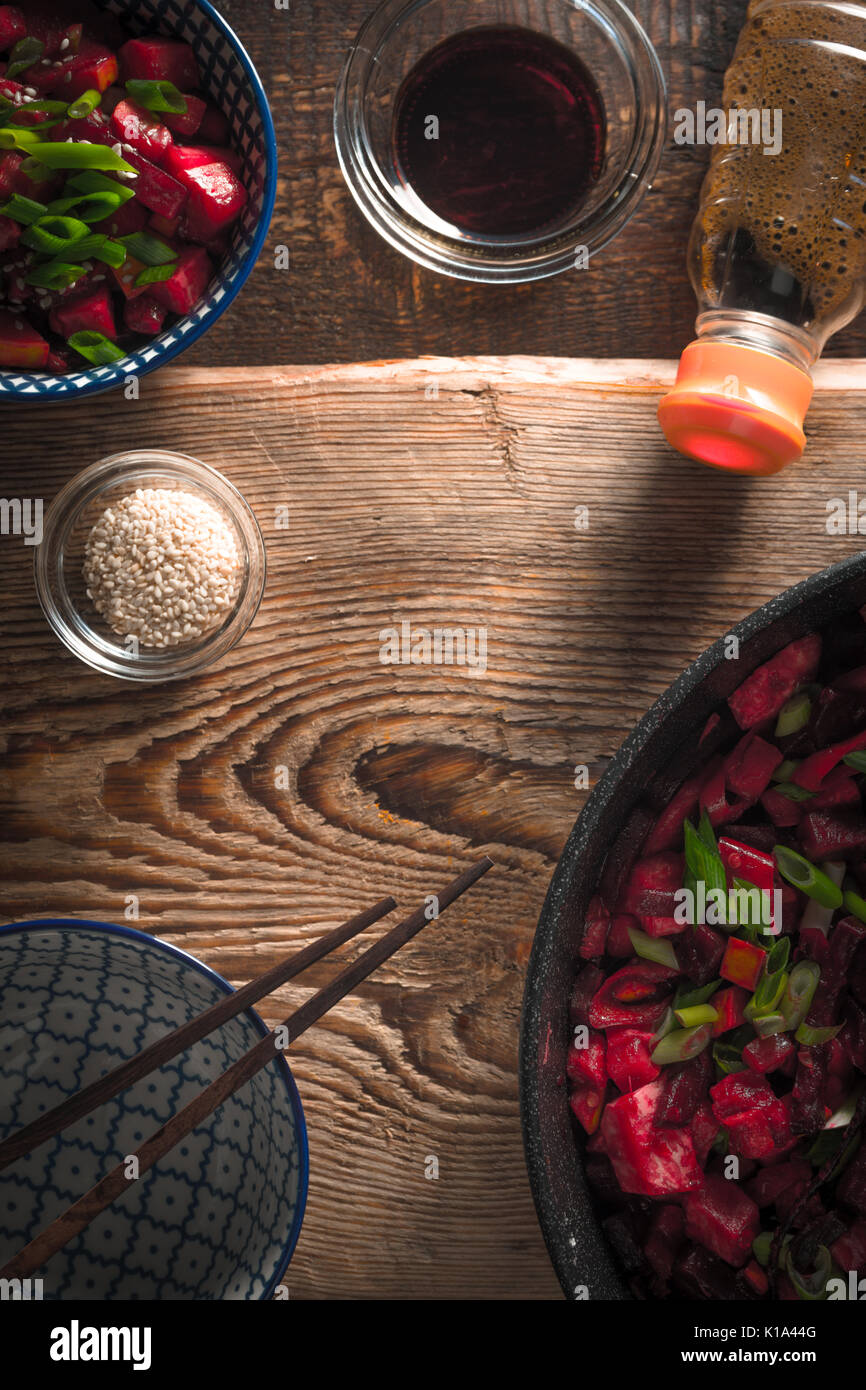 Gemüse in Chinesisch, Sojasauce und eine Schüssel auf einer hölzernen Tabelle kopieren Platz vertikal Stockfoto