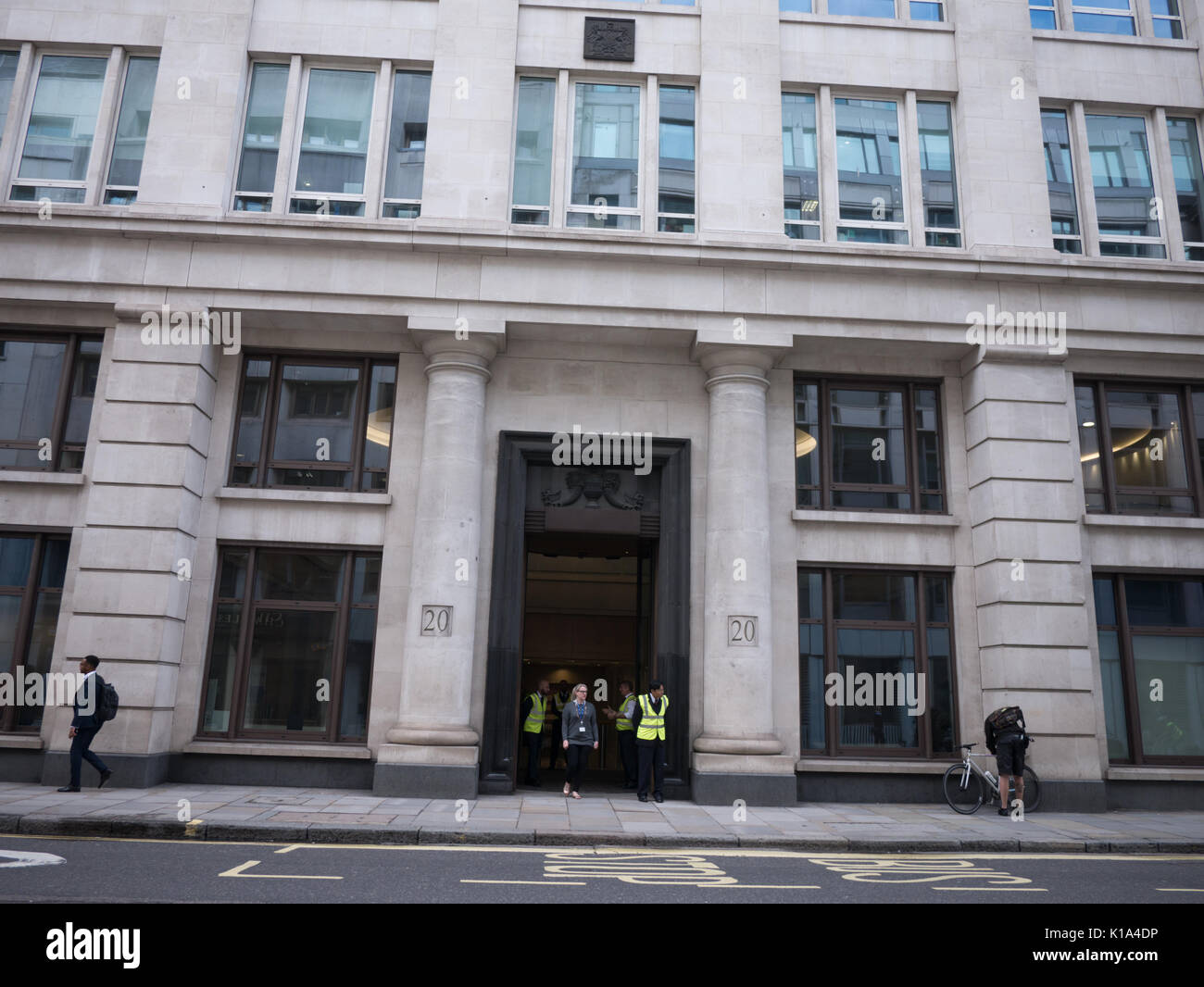 Aufsichtsbehörde der Aufsichtsbehörde für Finanzdienstleistungen, die als eine der Nachfolger der Finanzdienstleistungsbehörde in London gebildet wurde, mit Sicherheitskräften vor der Tür. Stockfoto