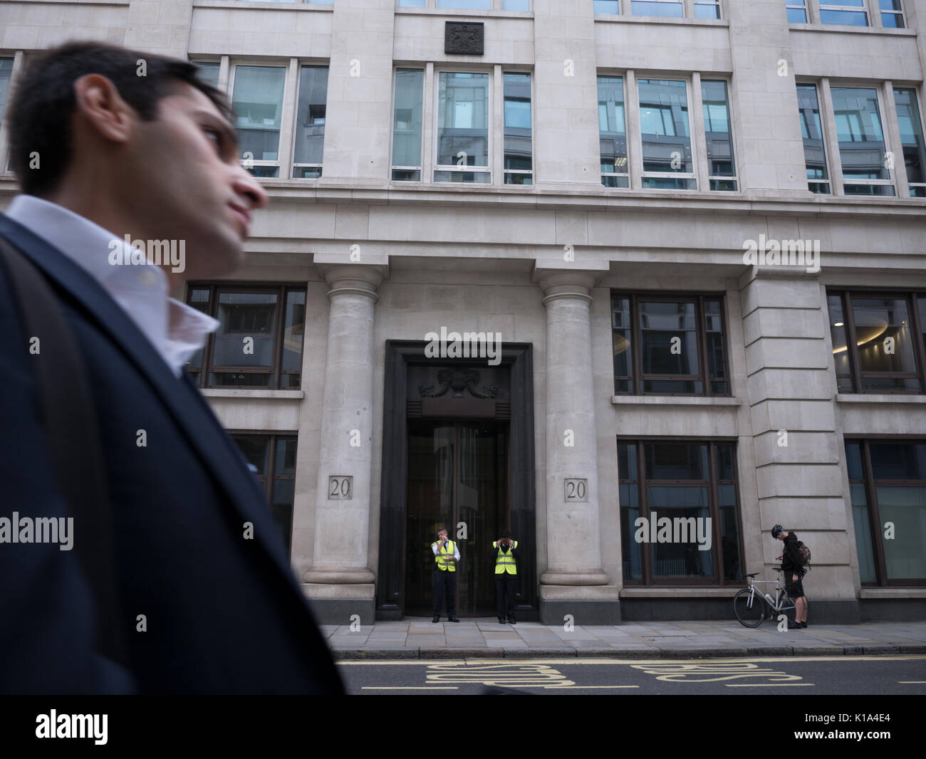 Aufsichtsbehörde der Aufsichtsbehörde für Finanzdienstleistungen, die als eine der Nachfolger der Finanzdienstleistungsbehörde in London gebildet wurde, mit Sicherheitskräften vor der Tür. Stockfoto