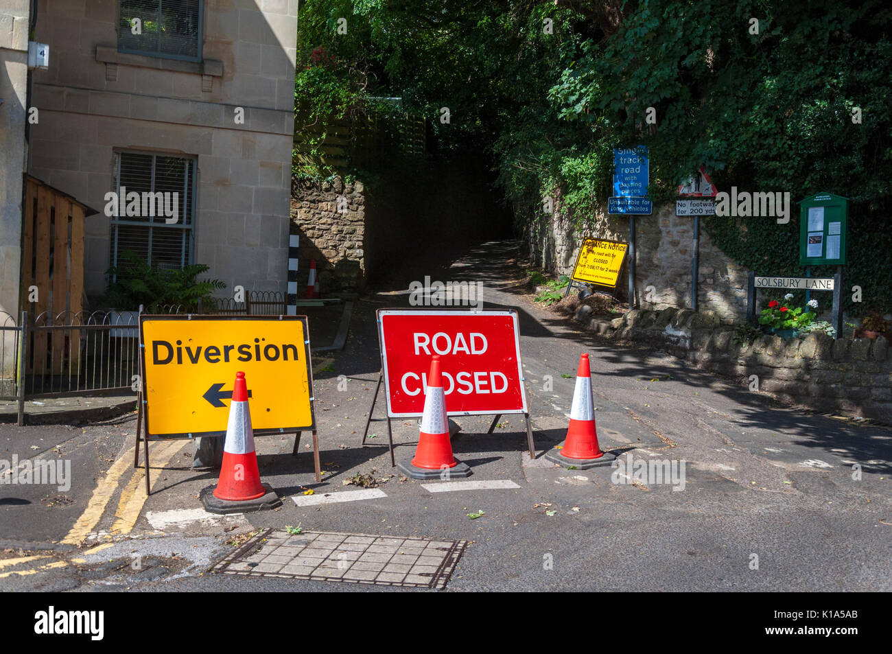 Rufumleitung und Straßensperrung Zeichen Zeichen Schilder, Batheaston, England, Großbritannien Stockfoto