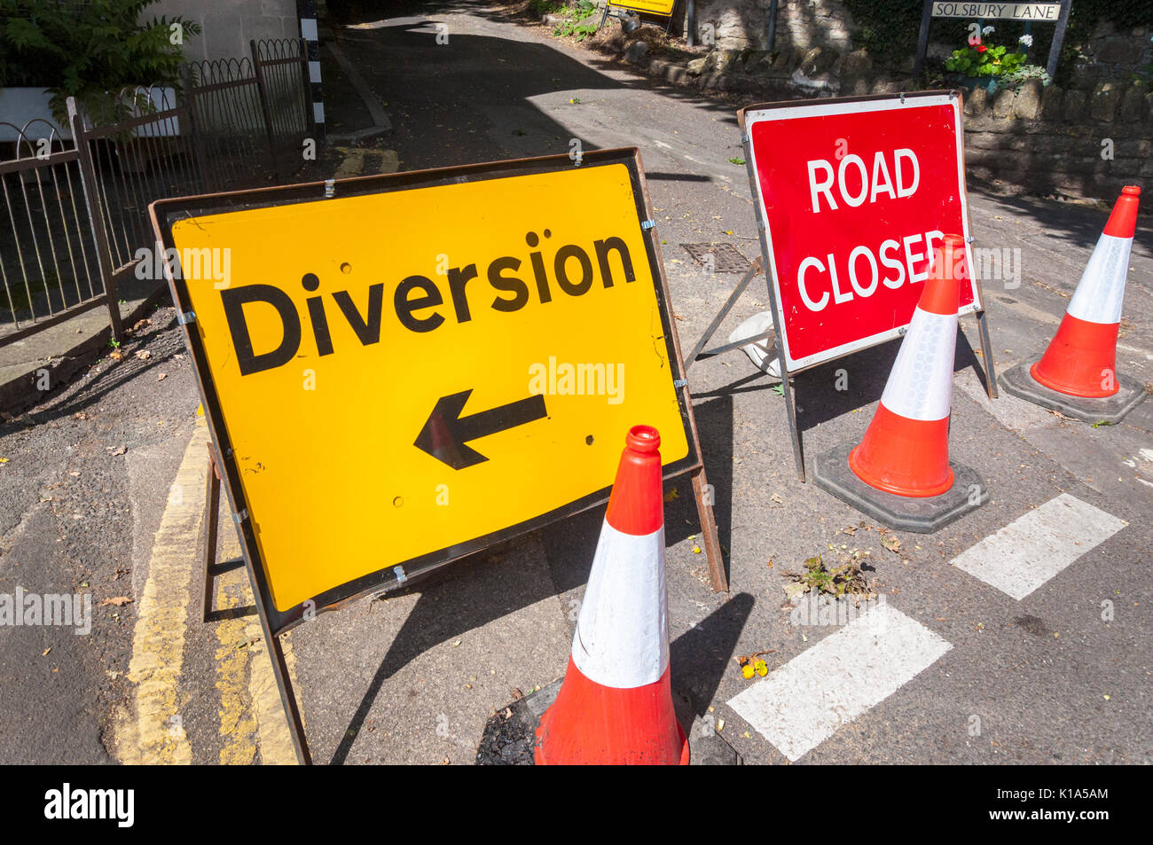 Rufumleitung und Straßensperrung Zeichen Zeichen Schilder, Batheaston, England, Großbritannien Stockfoto