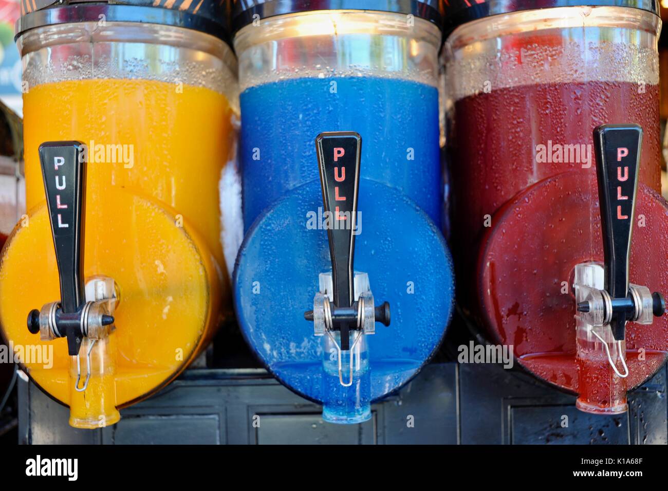 Alkoholische eisigen gekühlt bunte Cocktails von Matschigen gefroren Getränkeautomaten serviert, außerhalb von South Beach, Miami, Florida, USA. Stockfoto
