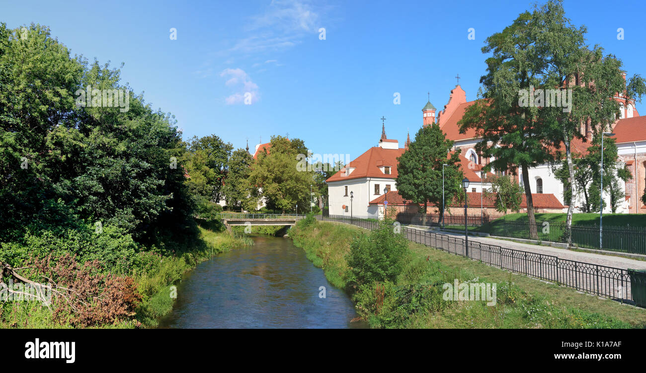 Rückseite der historischen öffentlichen Kirche St. Anne in Vilnius, Litauen. Ansicht von der Seite des Fluss Vilnele Böschung. Panoramablick auf die Collage aus se Stockfoto
