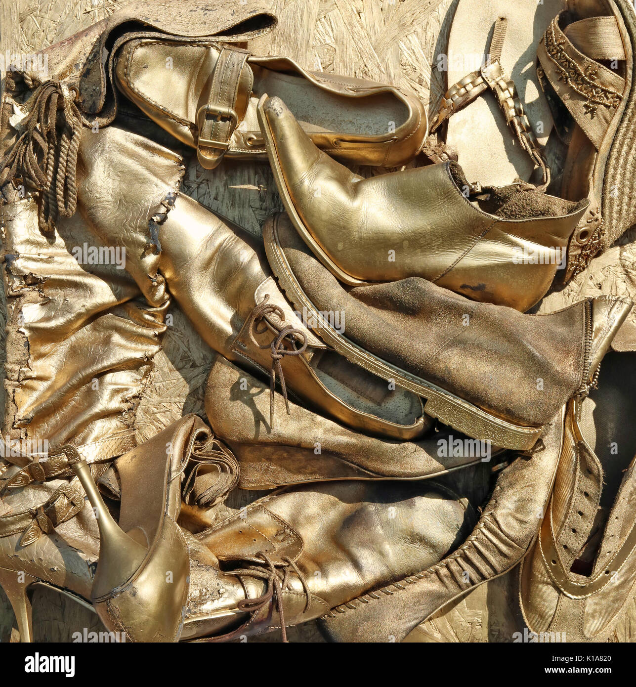Alte, abgetragene verwendet keinen Namen Schuhe sind in Gold aus der Spraydose lackiert Stockfoto