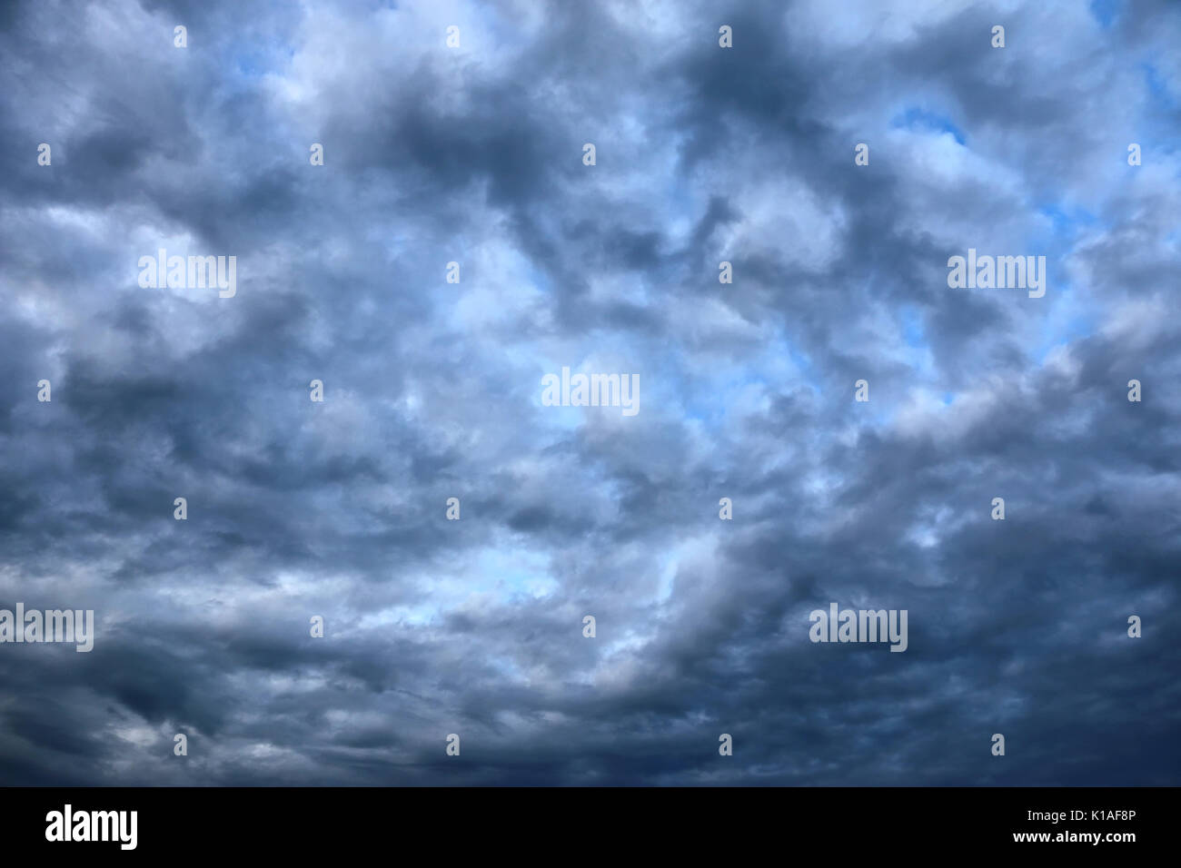 Fluffy Clouds, stark geschlossenen, das den gesamten Himmel, so dass es ein wenig einen künstlerischen Blick Stockfoto