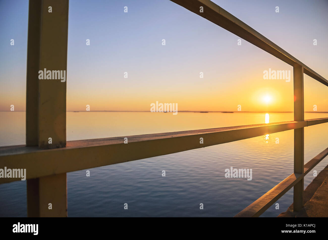 Schönen Sonnenuntergang am Rio Parana Fluss zwischen dem Metall Struktur aus der Helio Serejo Brücke. Stockfoto