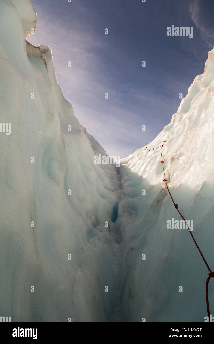 Eine offene cravasse mit festen Seil, Fox Glacier, Neuseeland Stockfoto