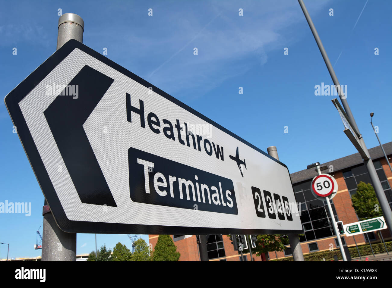 Linke Pointing Schild für den Flughafen Heathrow Terminals 2 3 4. und 5. Stockfoto