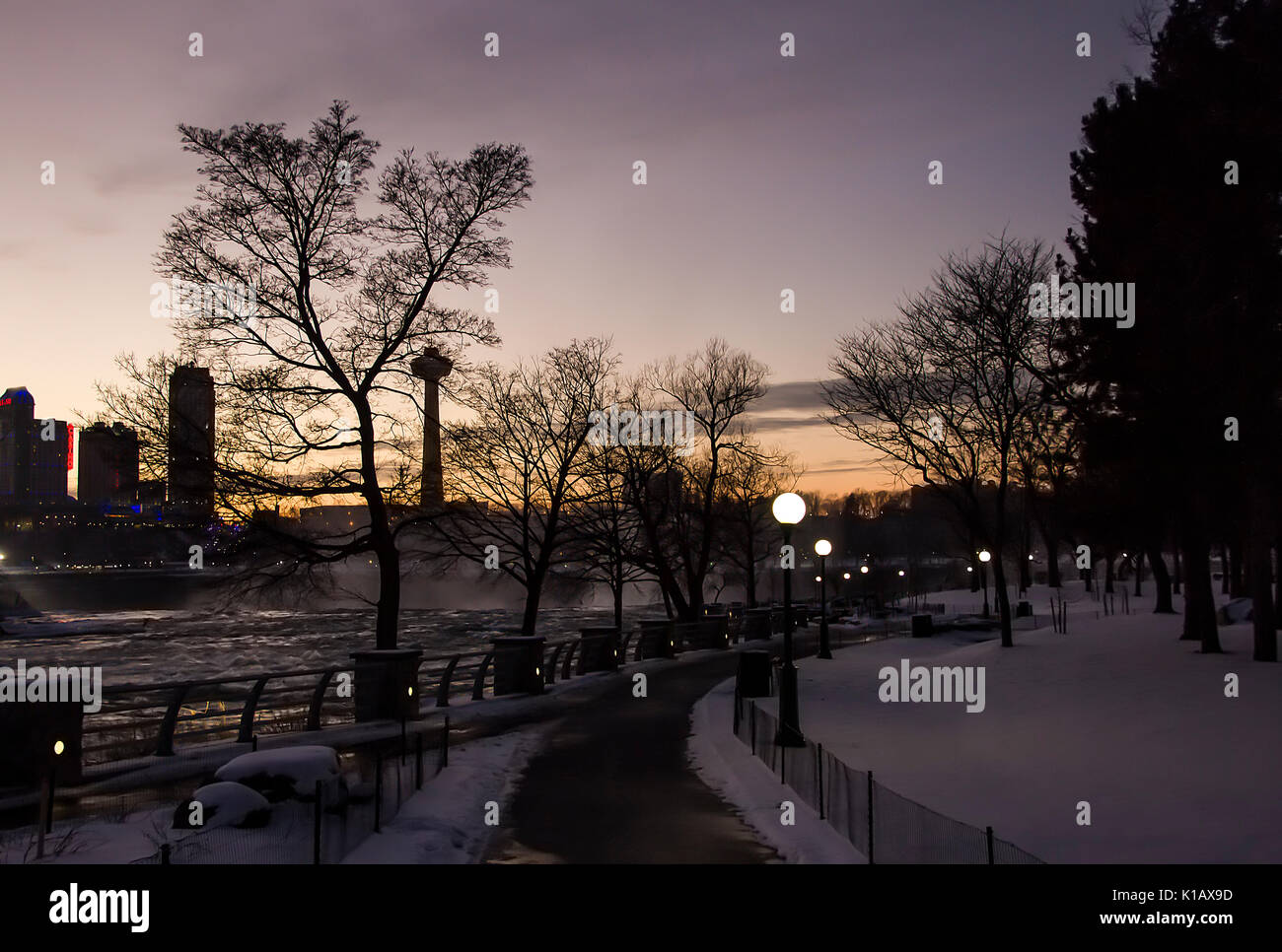 Beobachtung Straße und Park am Niagara Falls Ontario Fluss an der Grenze zwischen den USA und Kanada Ontario im Winter bei Nacht Stockfoto