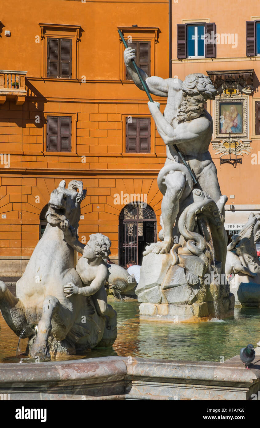 Teilweise mit Blick auf Neptunbrunnen vor dem Hintergrund der historischen Fassaden auf der Piazza Navona Stockfoto