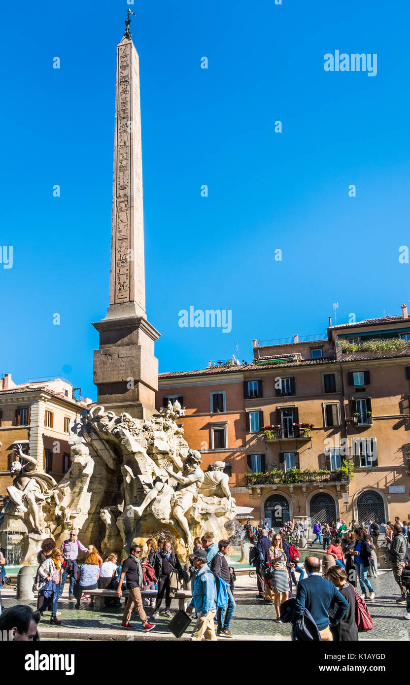 Touristen auf der Piazza Navonna vor dem Brunnen der vier Flüsse Stockfoto