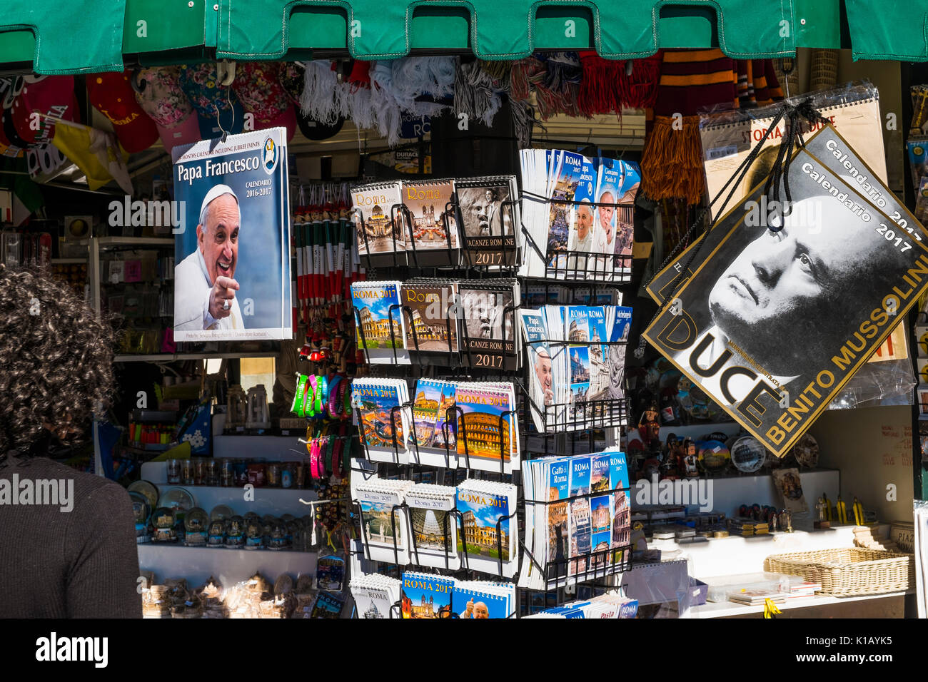 Kalender zum Verkauf an einen Kiosk auf der Piazza Navonna, einer von ihnen ein Porträt von Papst Franziskus, der Andere von Benito Mussolini, Piazza Navonna, Stockfoto