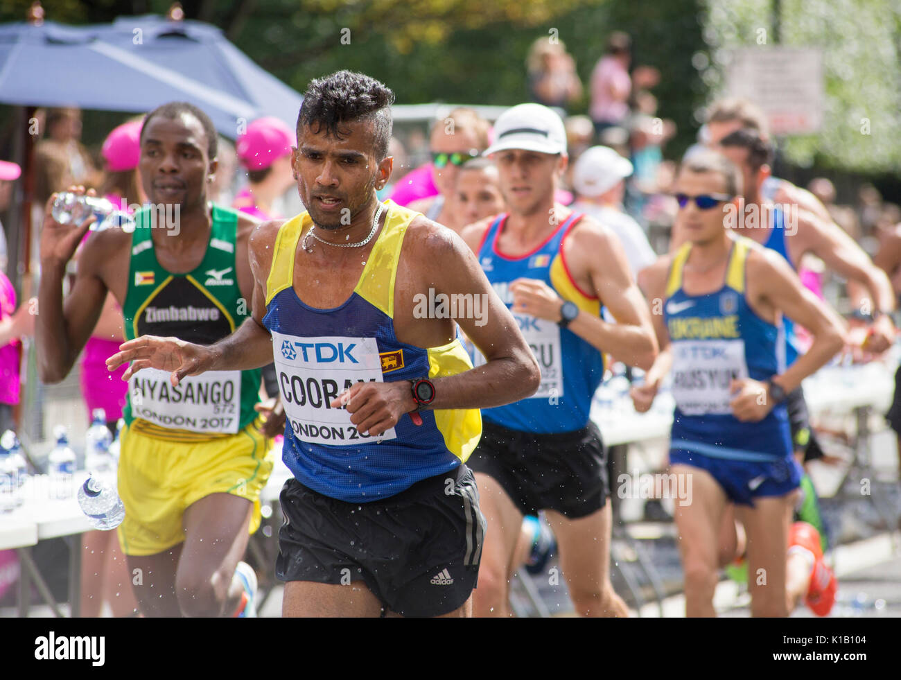 6 Aug 17 London: simbabwischen Cuthbert Nyasango & Sri Lankan Anuradha Cooray pass Wasser Station während der Leichtathletik-weltmeisterschaft 2017 Männer Marathon Stockfoto