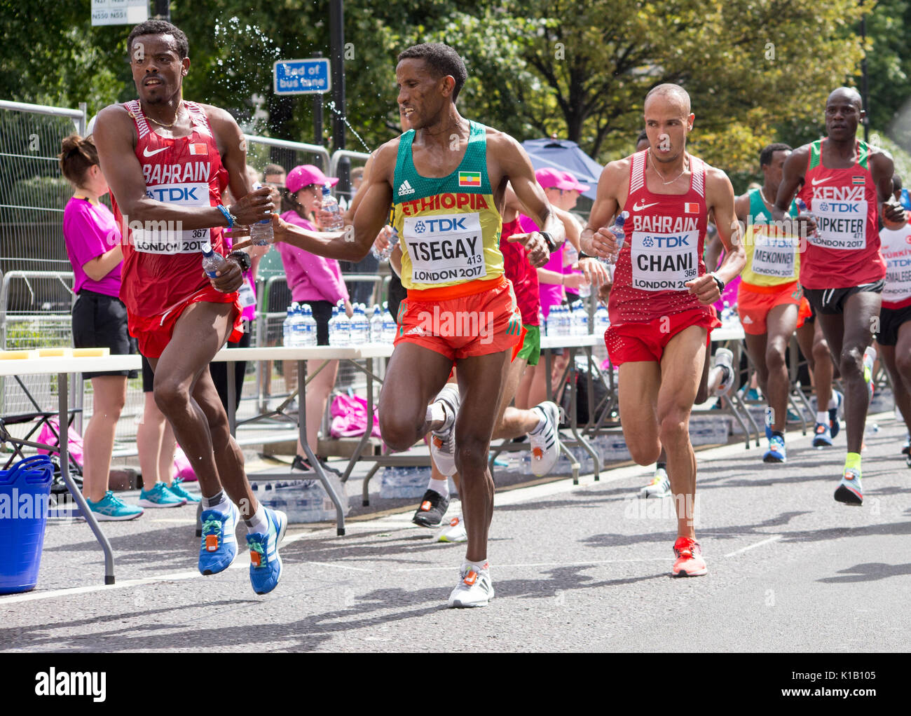 6 Jul '17 London: Bahrainian Shumi DECHASA fließt Wasser Flasche zu äthiopischen Samuel TSEGAY während der Leichtathletik-weltmeisterschaft 2017 Männer Marathon Stockfoto