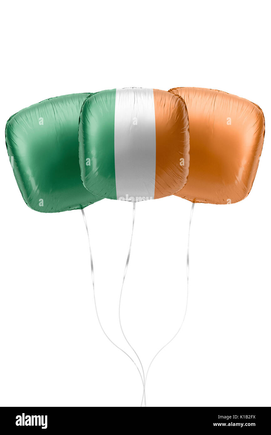 Drei Ballone sind Irland Flagge Farben sind schwimmend auf einer weißen Fläche mit Strings Attached. 3D-Rendering. Stockfoto