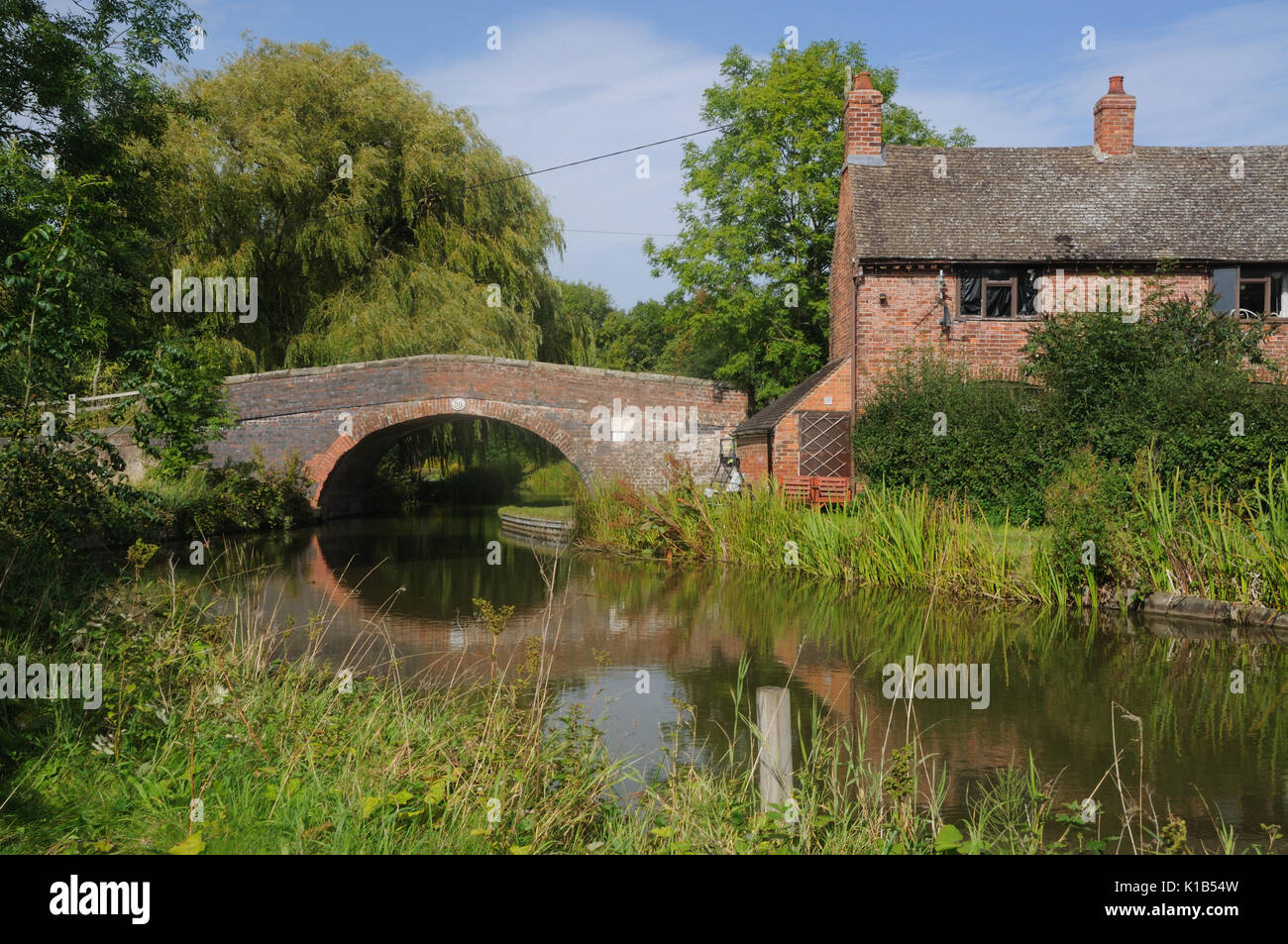 Brücke 59 (Pares Brücke) auf der Ashby-de-la-Zouch Canal in der Nähe von Snarestone, Leicestershire, England Stockfoto