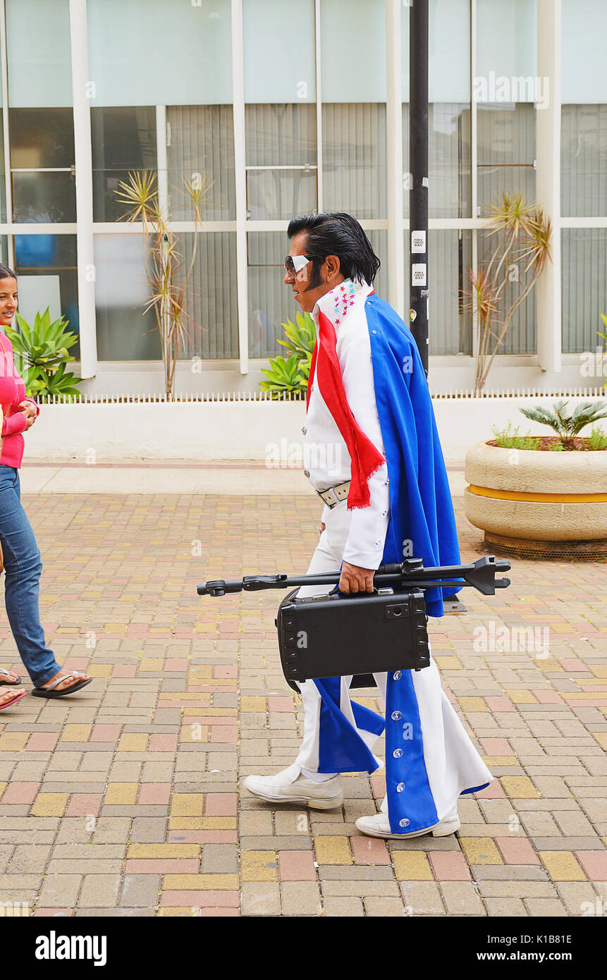 Londrina, Brasilien - 31. Juli 2017: Straße Schauspieler gekleidet wie Elvis auf Calcadao de Londrina Walking City Downtown Präsentationen zu machen. Stockfoto