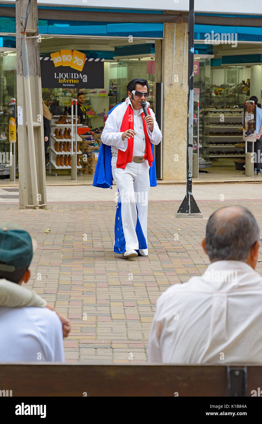 Londrina, Brasilien - 31. Juli 2017: Straße Schauspieler gekleidet wie Elvis auf Calcadao de Londrina Präsentationen auf öffentlichen Straßen. Stockfoto