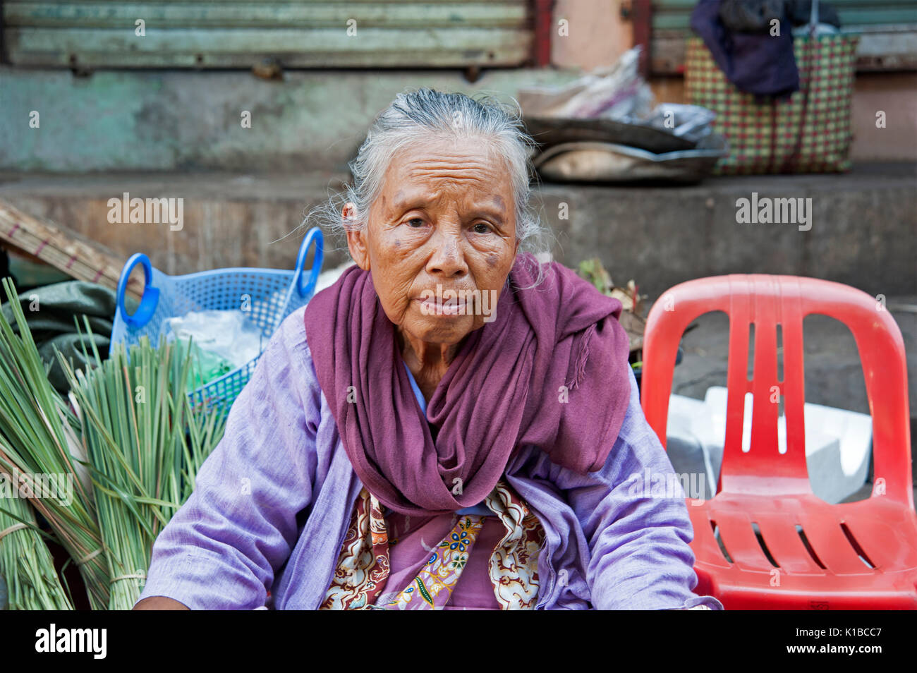Porträt einer alten Frau in einem Yangon Street Market Sitzung Myanmar Stockfoto