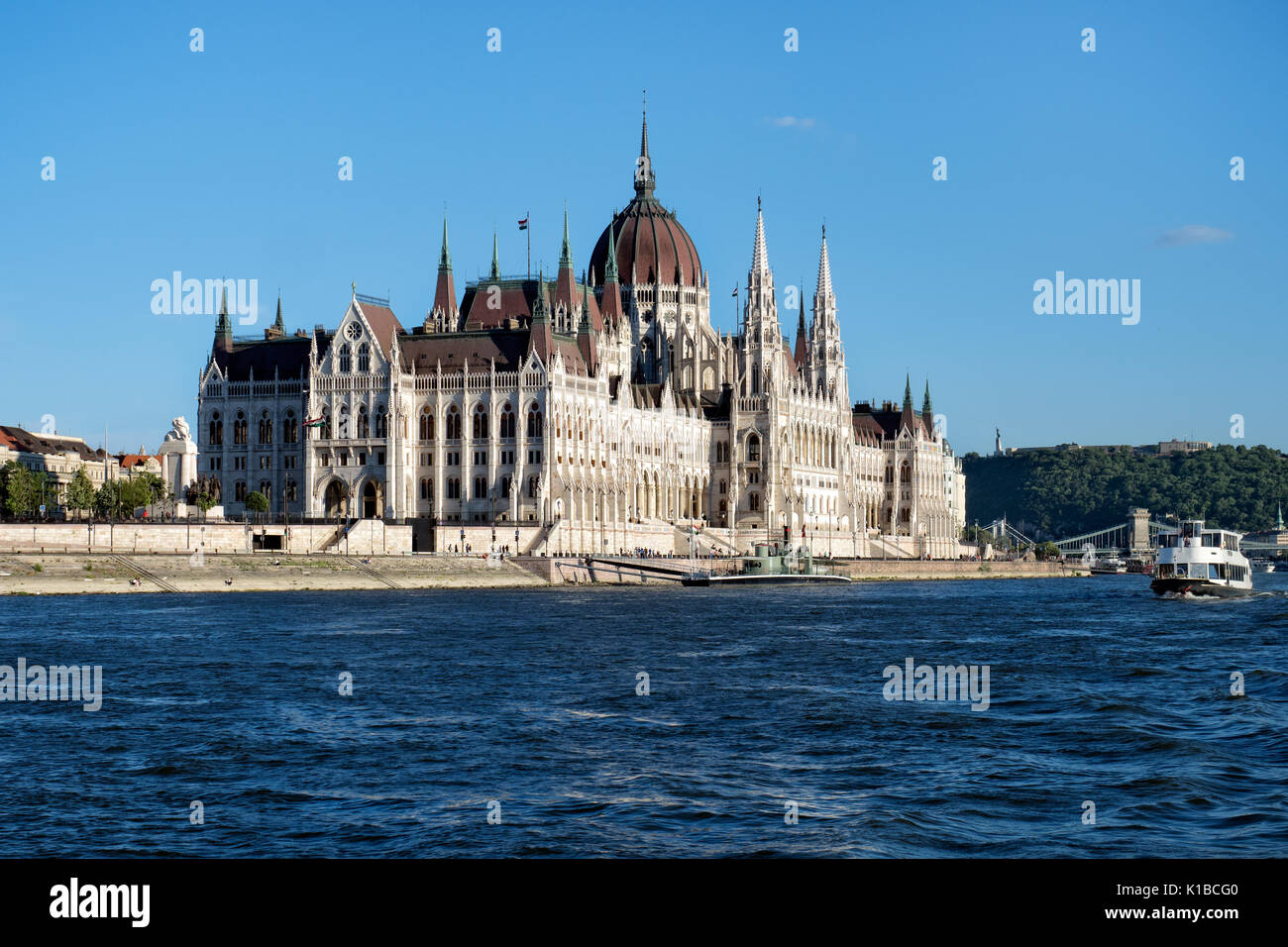 Das ungarische Parlament Gebäude von der Donau in Budapest. Stockfoto