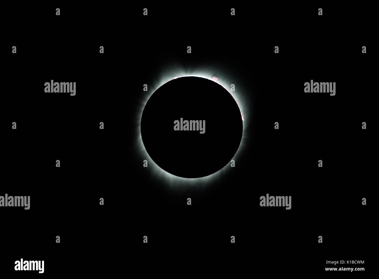 Bei einer totalen Sonnenfinsternis der Mond vollständig bedeckt die Sonne. Dieses unglaubliche Ereignis kann im Durchschnitt alle 18 Monate irgendwo auf der Erde gesehen werden. Stockfoto