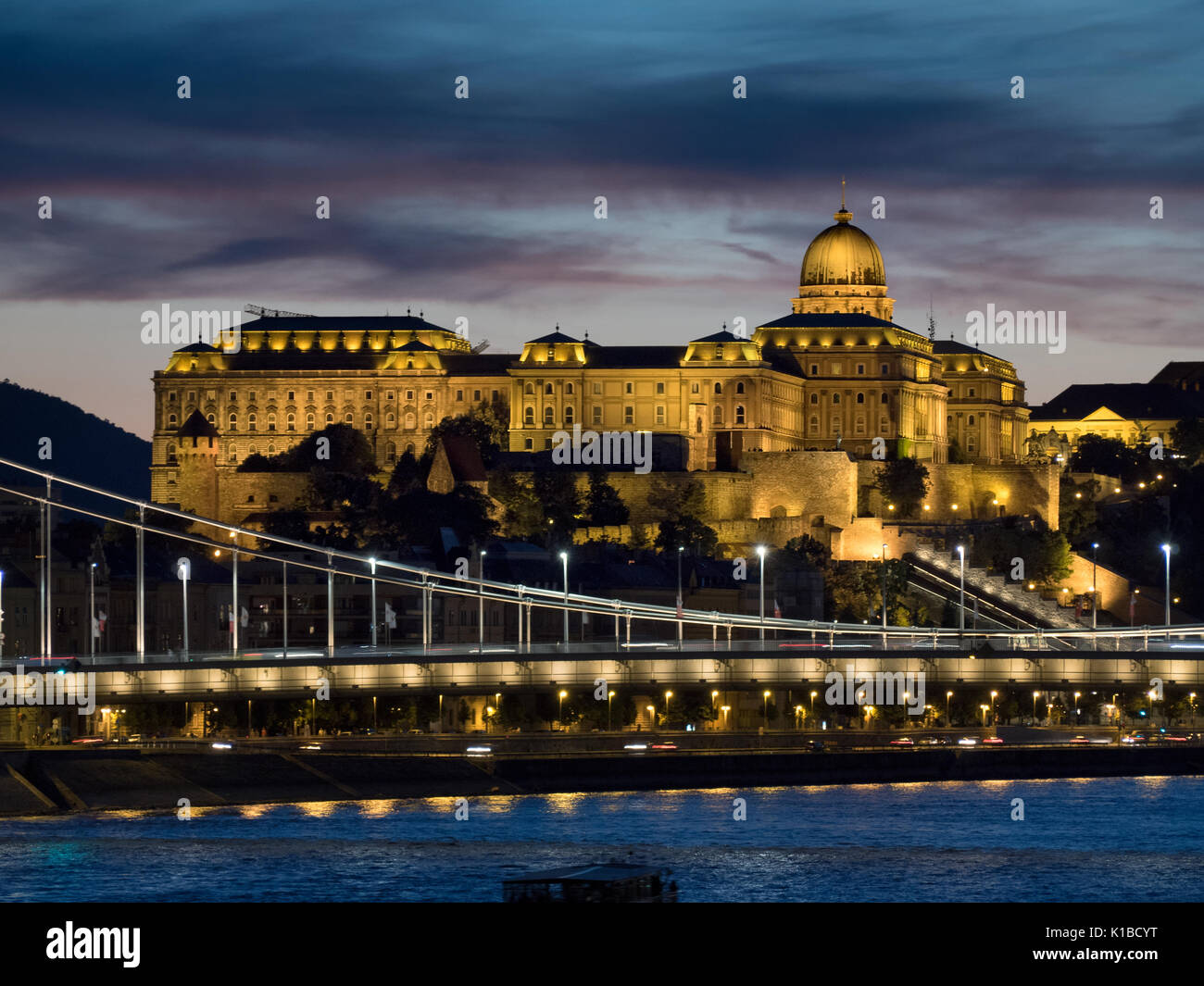 Die Budaer Burg und Donau bei Nacht, Budapest, Ungarn Stockfoto