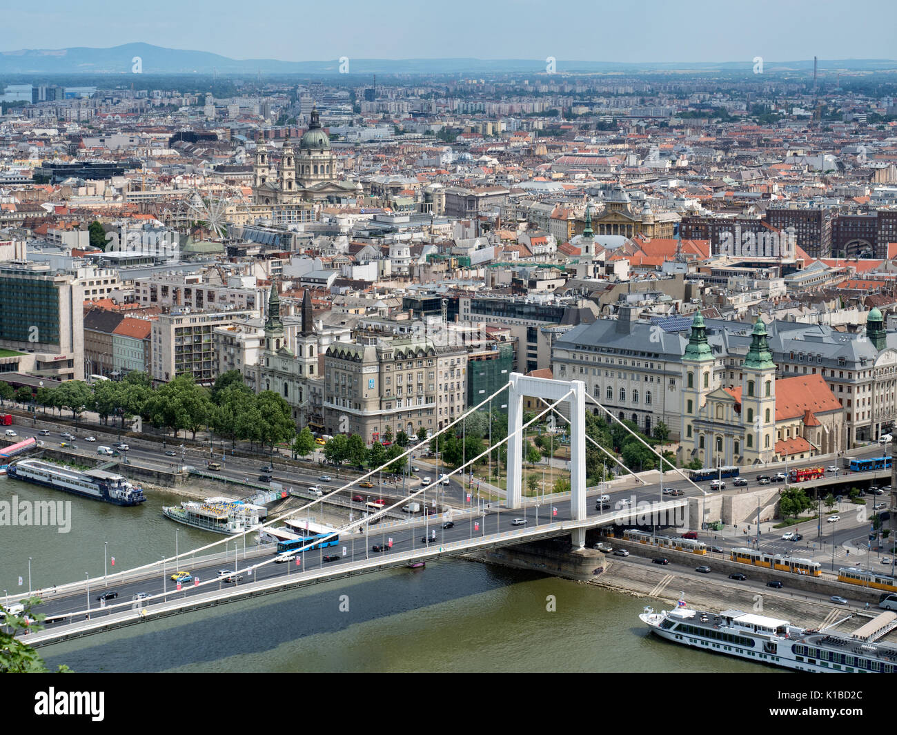 Stadtbild von Budapest, die Ungarische Hauptstadt: Pester Seite der Stadt und der Elisabeth Brücke über die Donau. Stockfoto