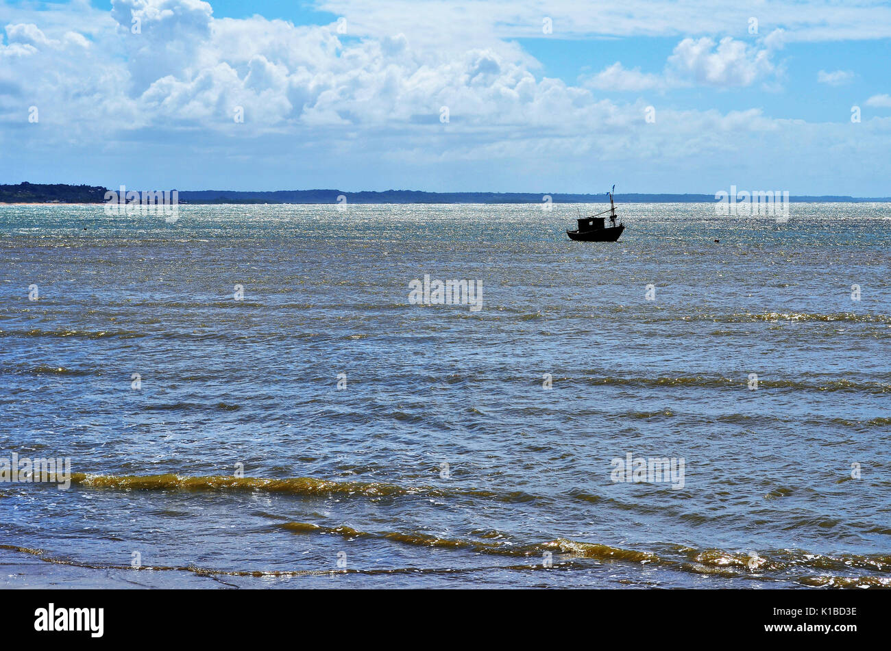 Kleine Trawler in ruhigen Meer von Porto Seguro, Bahia, Brasilien. Stockfoto